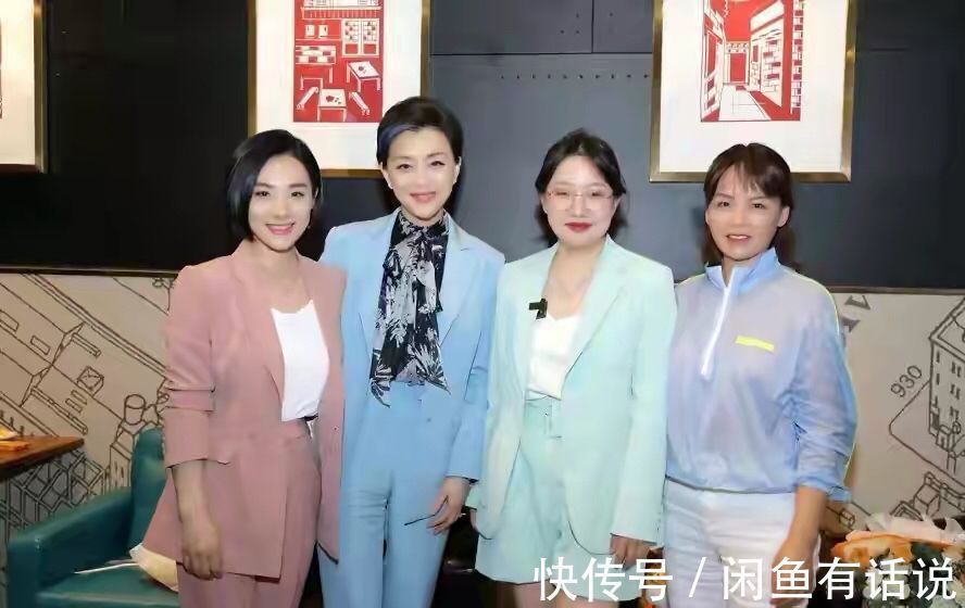 女性|杨澜真是精致的中年阿姨,穿红衣配黑裤优雅端庄,看着就有高级感