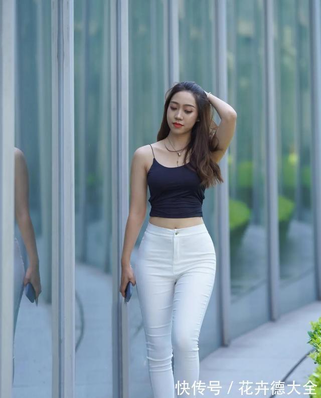 高跟鞋 美女脚上一双绿色的铆钉的设计的尖头高跟鞋,显得十分精致与时尚