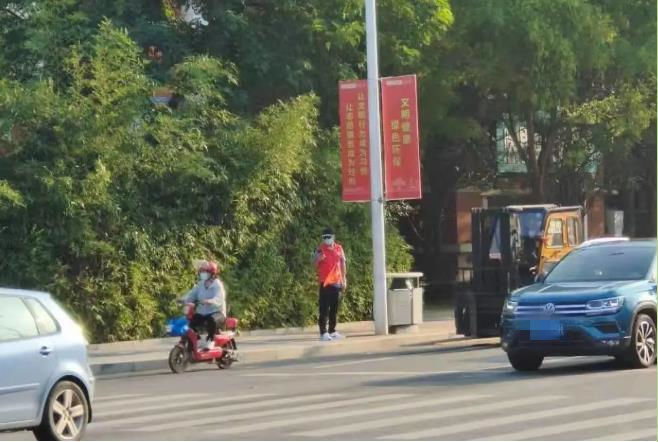 街长制|青岛胶州：49个“街长制”单位志愿者守护路口文明