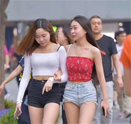 街拍：面容清丽的小姐姐，长发披肩，美丽动人