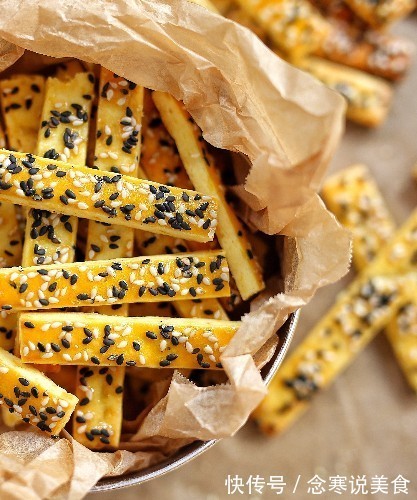 红薯最好吃的做法，做成小零食，酥酥脆脆，唇齿留香，太好吃了