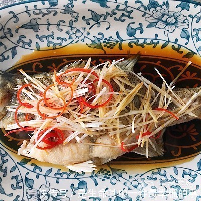 清蒸鲈鱼时,放盐和料酒都不对厨师长教你正确做法,太香了