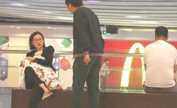 公交车|宝妈公交车上掀衣服哺乳,被大爷大骂没素质,宝妈反怼太委屈