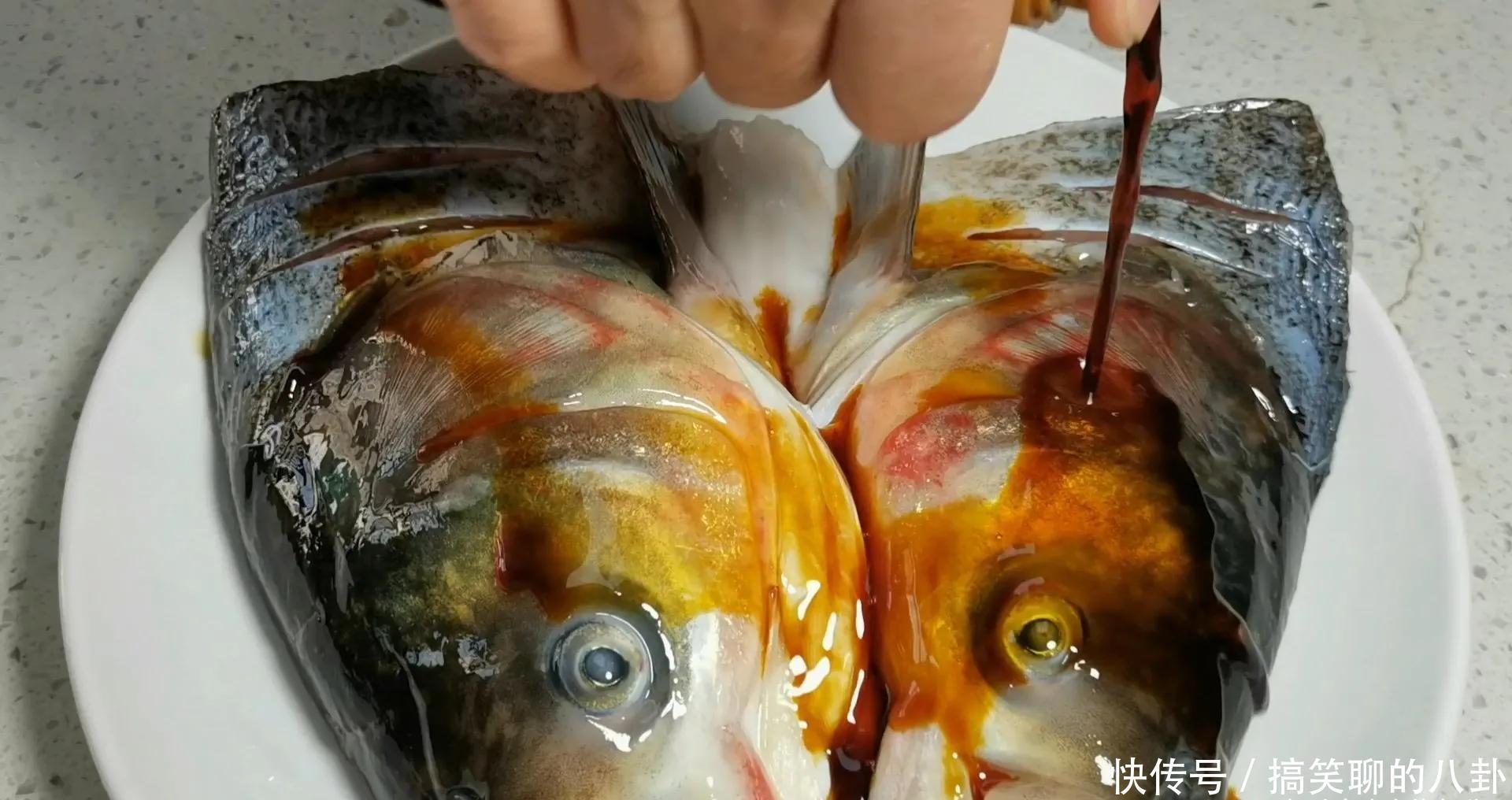 做剁椒鱼头,直接上锅蒸就错了,先做一腌一炒,鱼头鲜香还入味