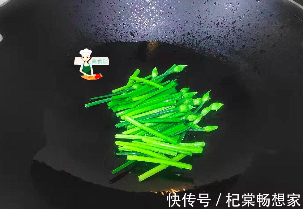 吃法|春天，此两样素菜一起炒，不放肉也很香，儿子爱吃，春天吃特营养