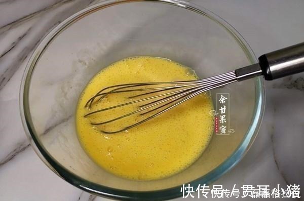 炒鸡蛋前，蛋液加水搅打就错了，加点它鲜嫩无腥味，一碟不够吃