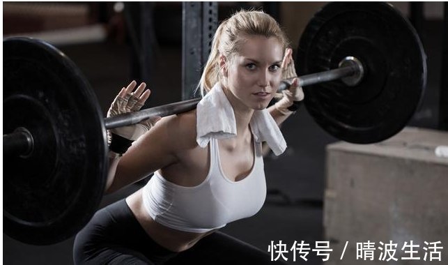 膝盖|完成一个标准的深蹲,是从站位和下蹲开始的