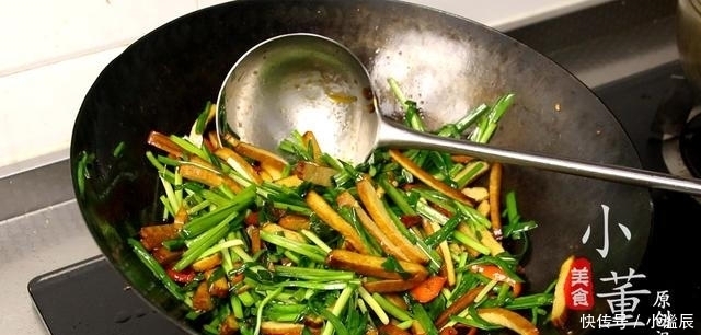 下饭|1把韭菜,1块香干,做法简单,5分钟就学会,开胃又下饭