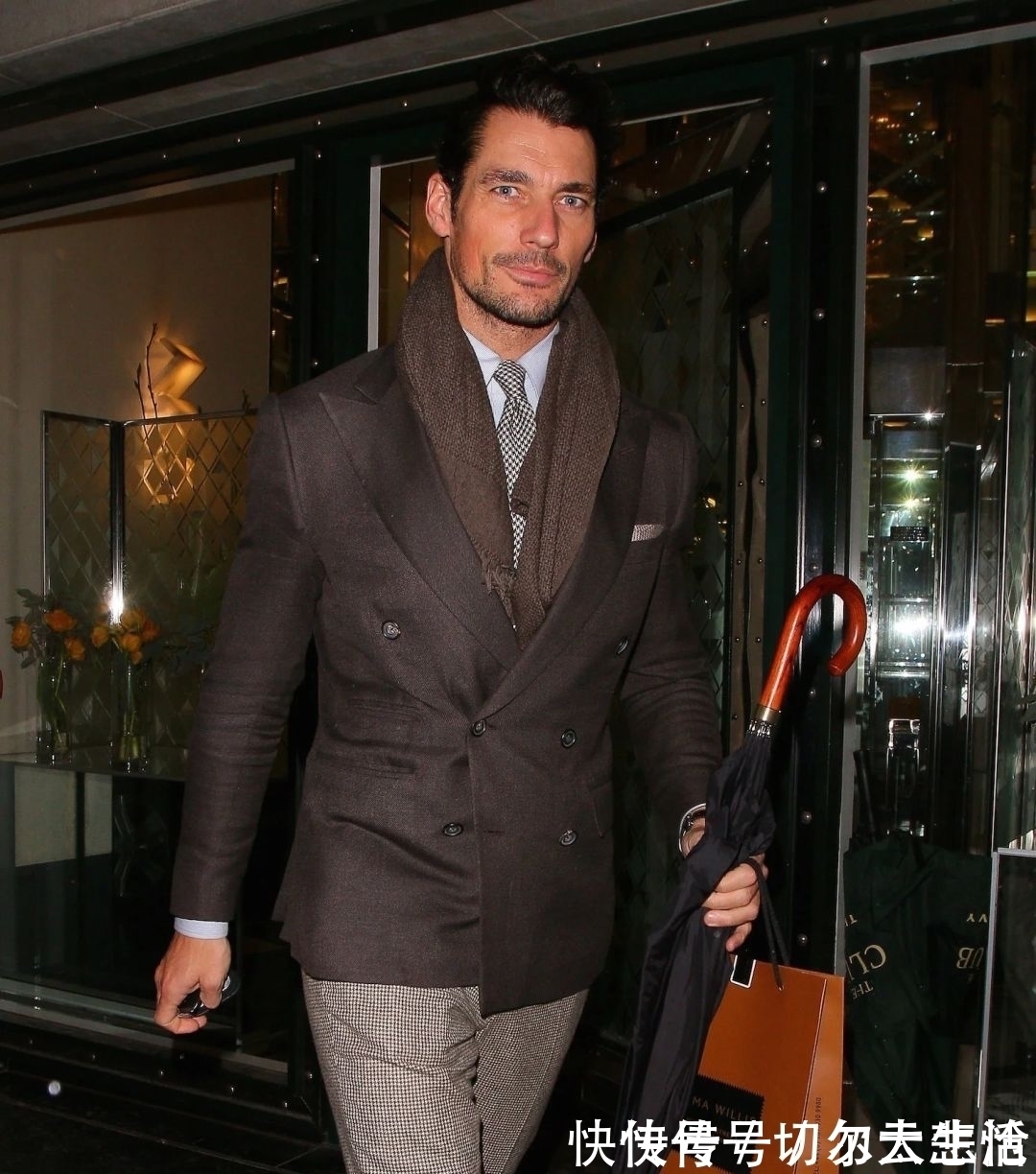 loro 卷福基努里维斯,在打造绅士这点上心有灵犀