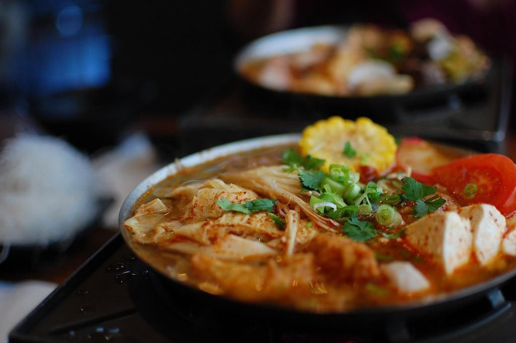 火锅风靡中国，外国游客来了也“上瘾”，在美国为什么流行不起来