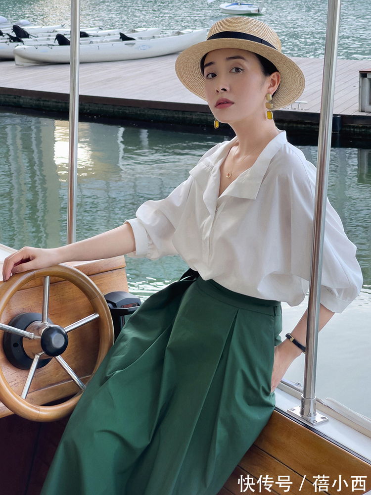 白衬衫|穿“白衬衫”的女人有多精致?搭配这3种下装,土味、俗气全甩掉