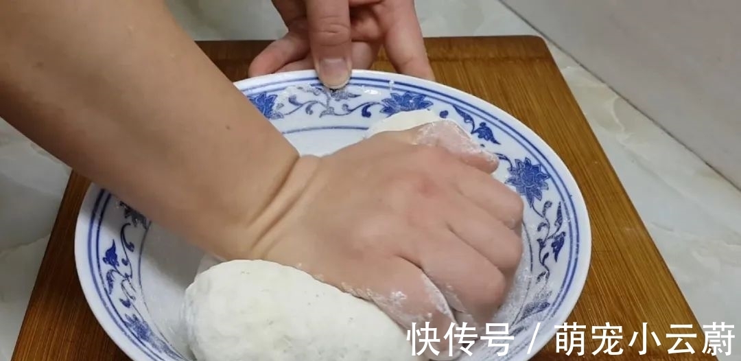 案板|3勺清水，1斤面粉，淋上鸡蛋液，教你做创意早餐饼，比葱油饼好吃