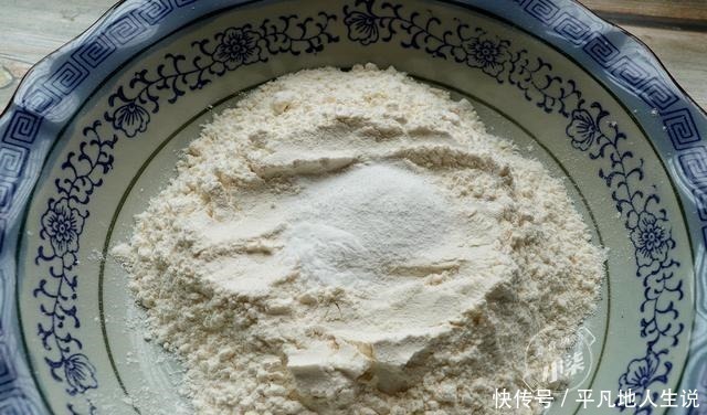 面团|面粉别炸油条了,试试这样做,柔软香酥,保证吃一次就念念不忘
