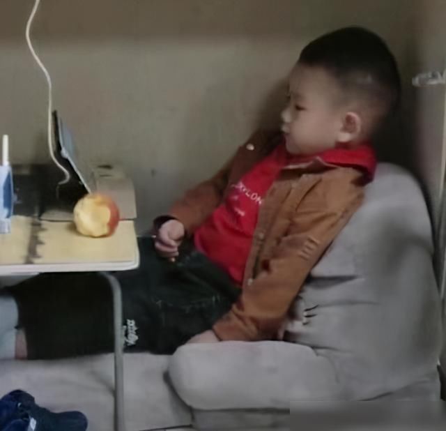 走红|“懂事宝宝”走红:和宝妈去公司上班,安静地坐在桌底下让人心疼