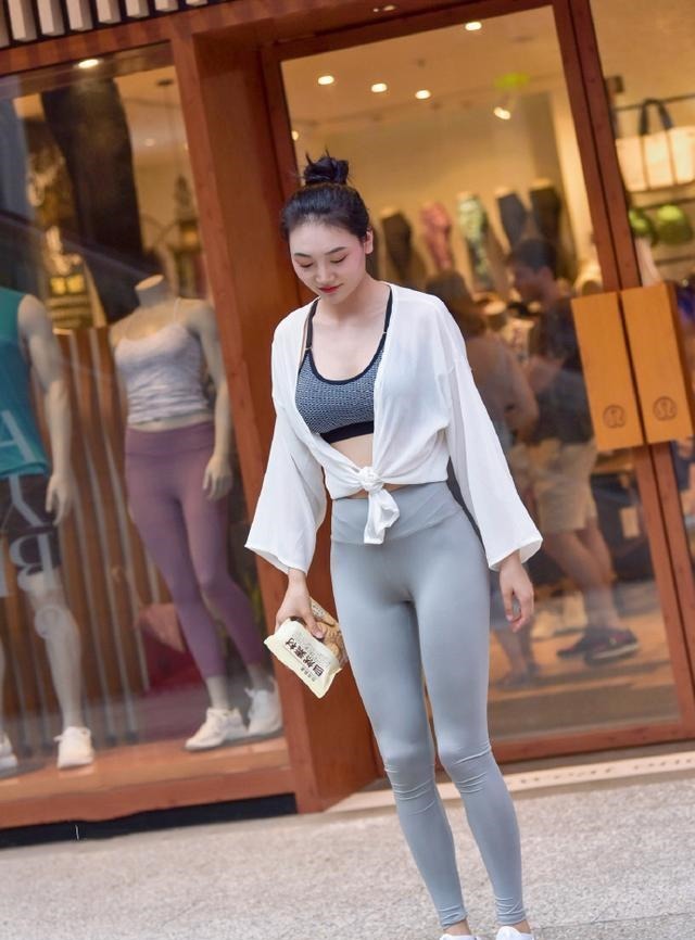 穿搭 打底裤的打扮气质可人充满无限活力,展现浪漫情怀!