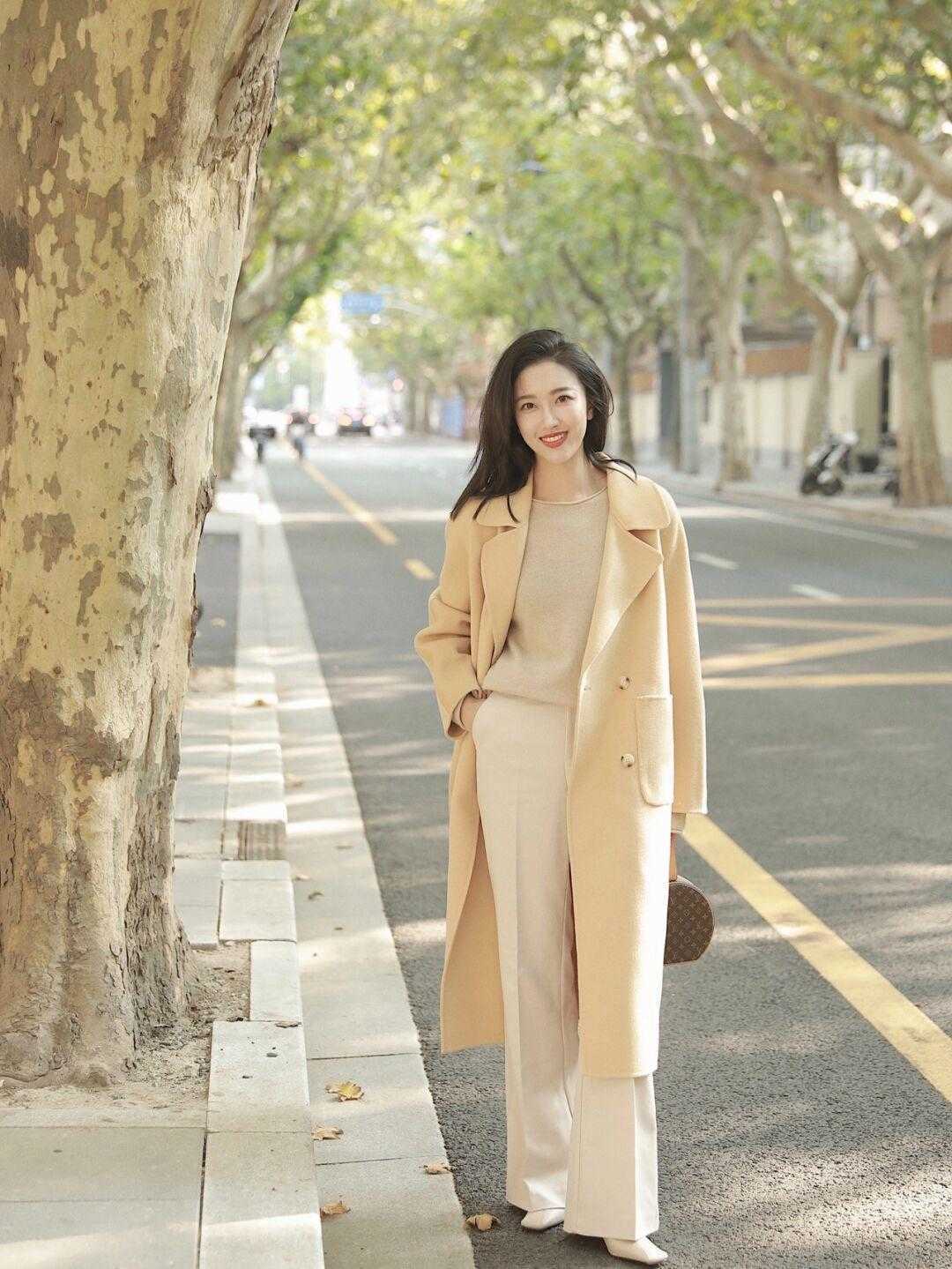 打底衫 冬季大衣不要只会穿黑色,这些浅色大衣温柔又显白,减龄优雅