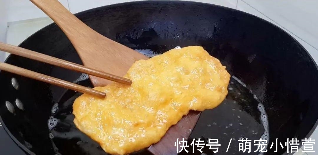 2个鸡蛋,3勺面粉,不用擀面,做出创意油炸饼,比吃油条还过瘾!