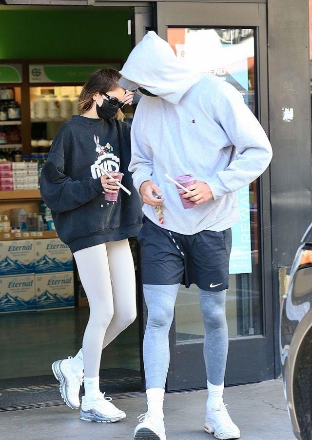 身材确实|凯雅杰柏穿无痕裤搭白色运动鞋和男友一起上街, 都是时尚健美咖