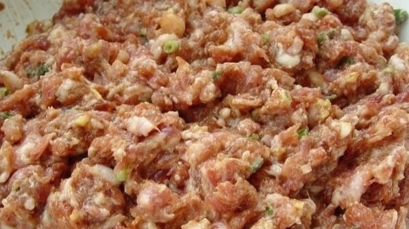 拌饺子馅,先放盐还是先放油?原来我们一直做错,难怪不鲜嫩不香