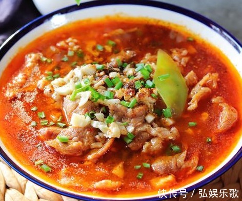 这菜比火锅还过瘾,香辣滑嫩配菜丰富,游客既饱口福还暖身体