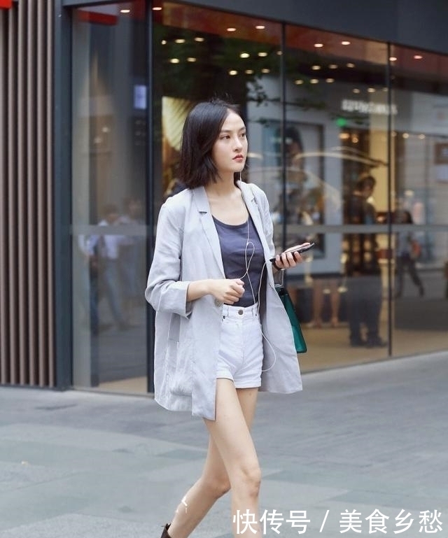 路人街拍，小姐姐脚踩夏日高跟鞋看着也很有范呢