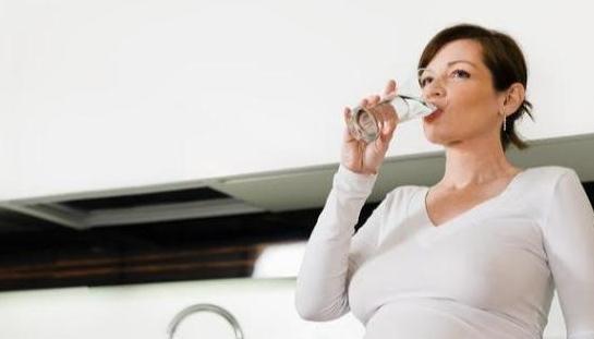 孕妈|孕期喝水有讲究，掌握好方法才能正确补水，准妈妈别嫌麻烦
