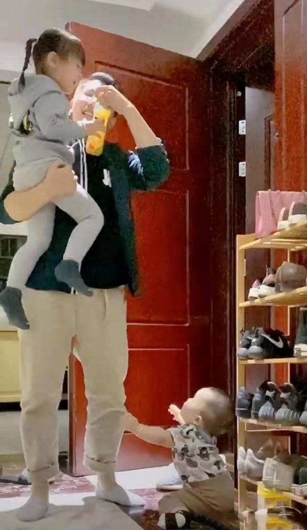 姐弟俩坐门口等爸爸,爸爸偏心举措引热议,网友:这个爸爸有点冷