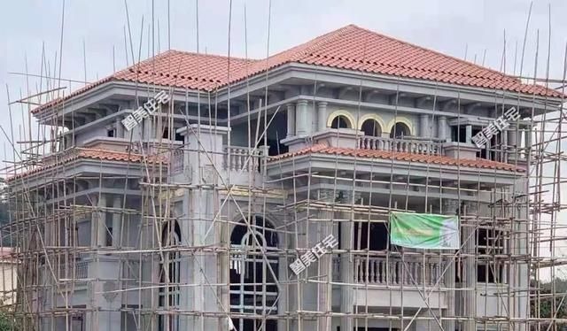 旋转楼梯|50万就可以在老家盖豪宅,配挑空客厅和旋转楼梯,每一面都很美