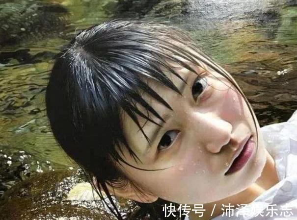 幅画作#日本“水中少女”图,因太逼真被争相收藏,网友忍不住想放大看