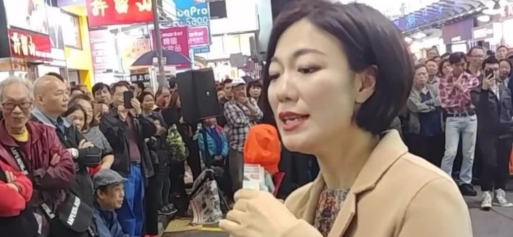 星光大道|她在《星光大道》拿过冠军,还登上央视春晚,如今却在街头卖唱!