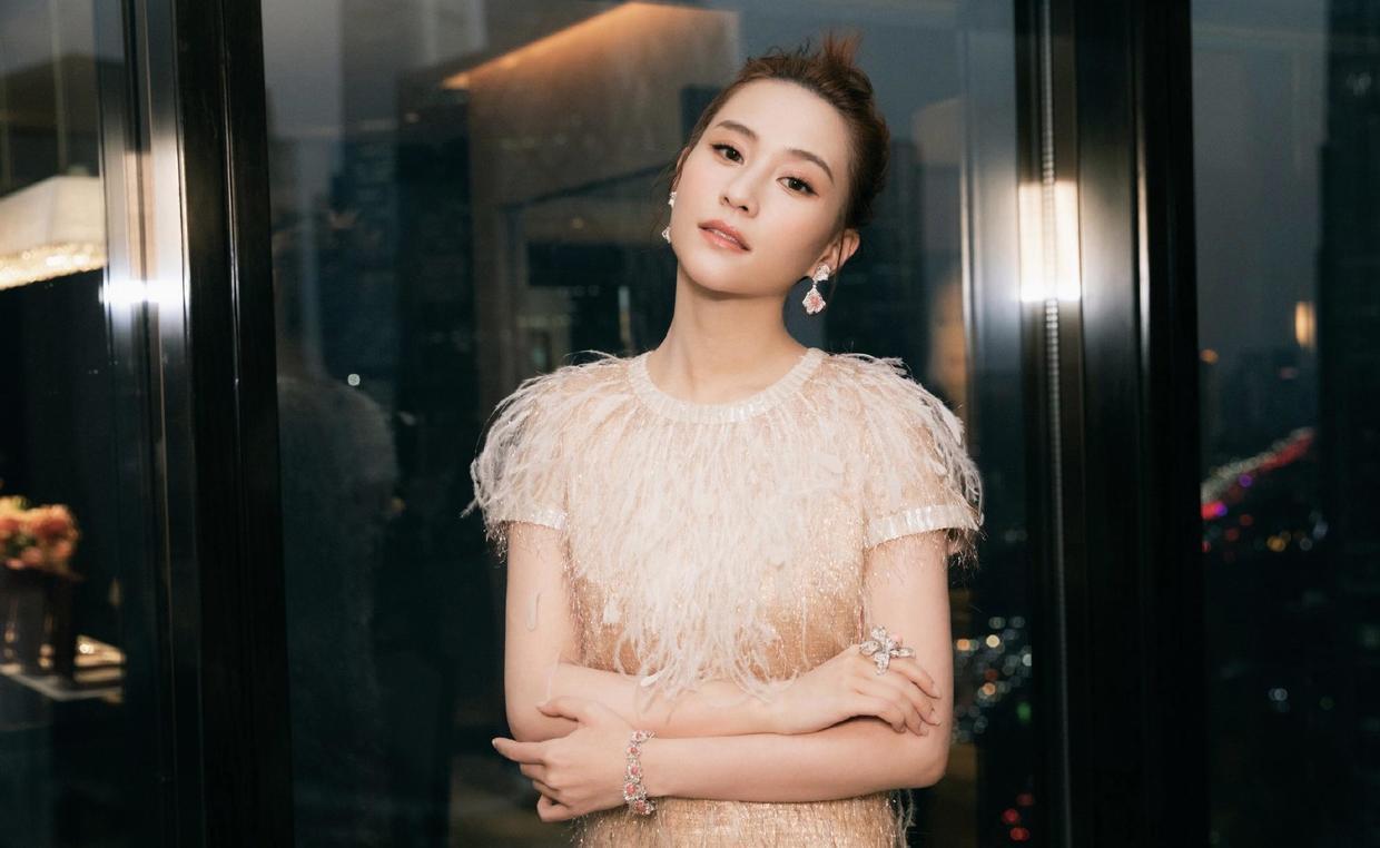 名媛|何超莲不愧是名媛,穿一袭白色流苏裙优雅如天鹅,太有千金气质