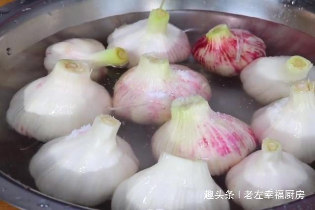 腌糖蒜根本不用放白糖和醋,大厨告诉你秘方,做一次能吃几个月