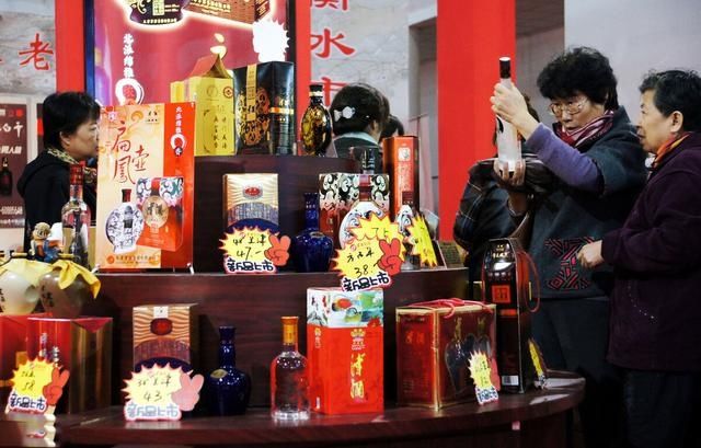 酒瓶设计|3款“伪高端”白酒,包装华丽,价格昂贵,很多酒友一直都在喝