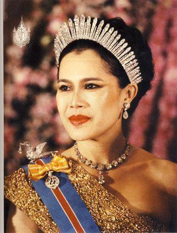 粉宝石 泰国太后年轻时靠粉宝石撑场面!如今瘫痪多年,脸庞怎么变这么黑