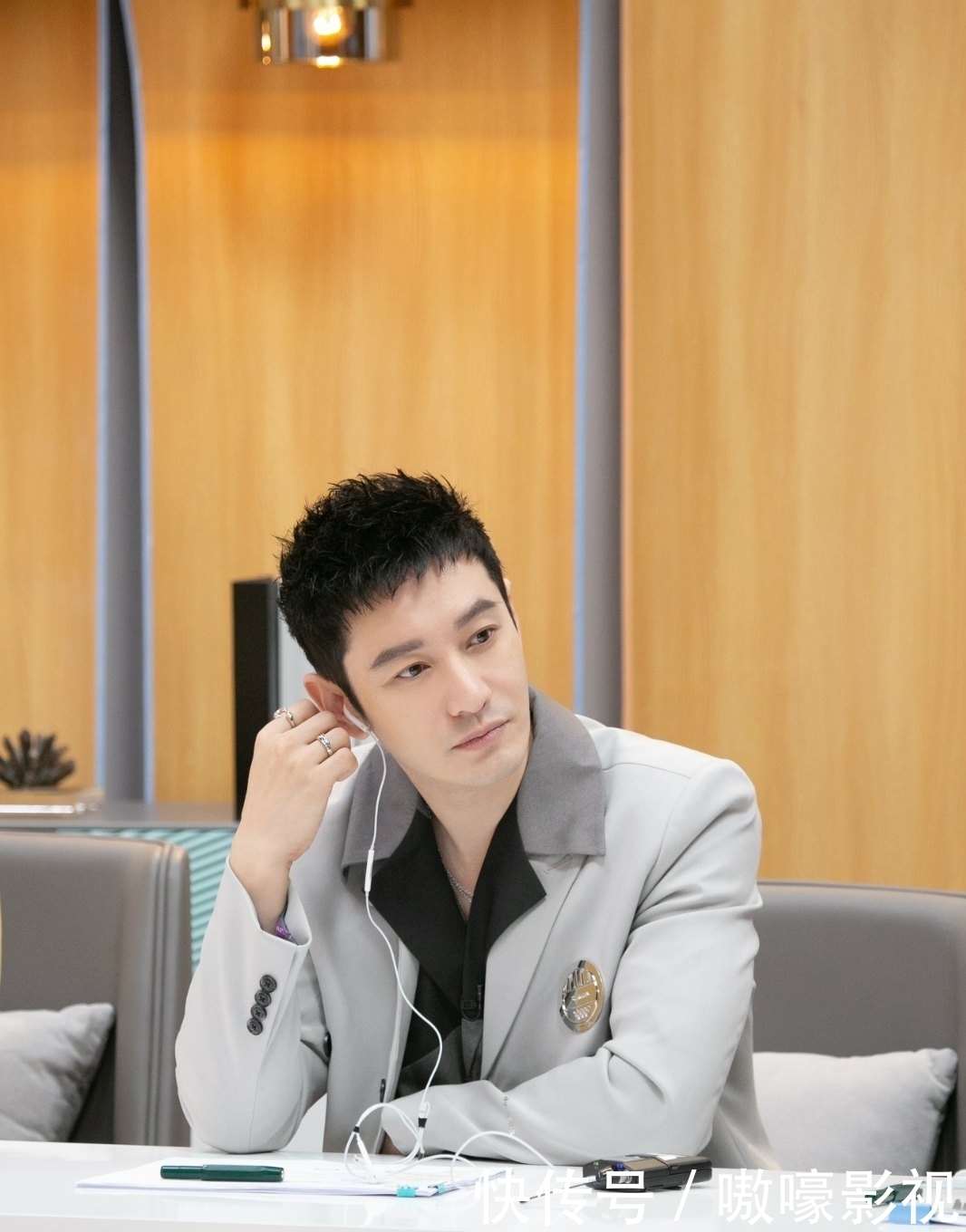 芒果tv 黄晓明加盟《初入职场的我们》 暖心职场建议引网友共鸣