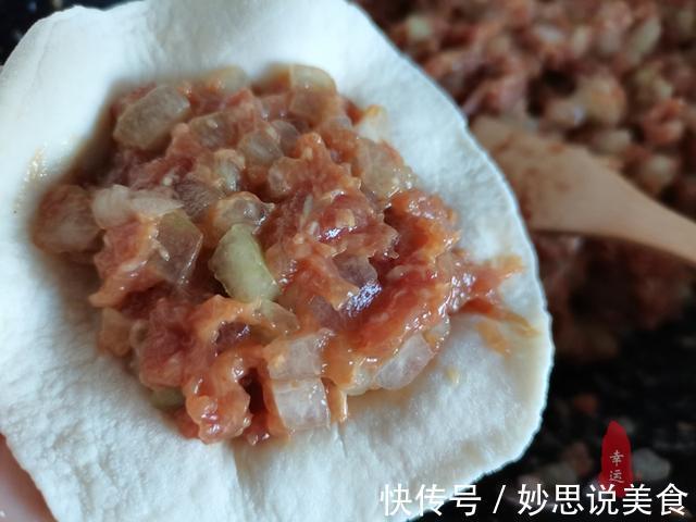 试试我这个馅料的包子，冬瓜粒粒分明，肉香味美让你食欲大开