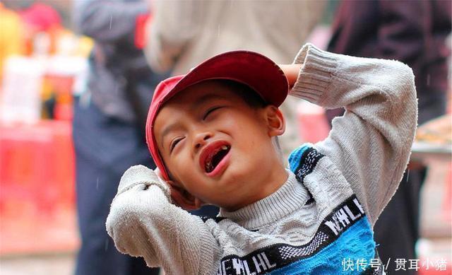 护娃|“小孩子喝你一口饮料怎么了”,奶奶无理护娃,女孩:我有肺结核