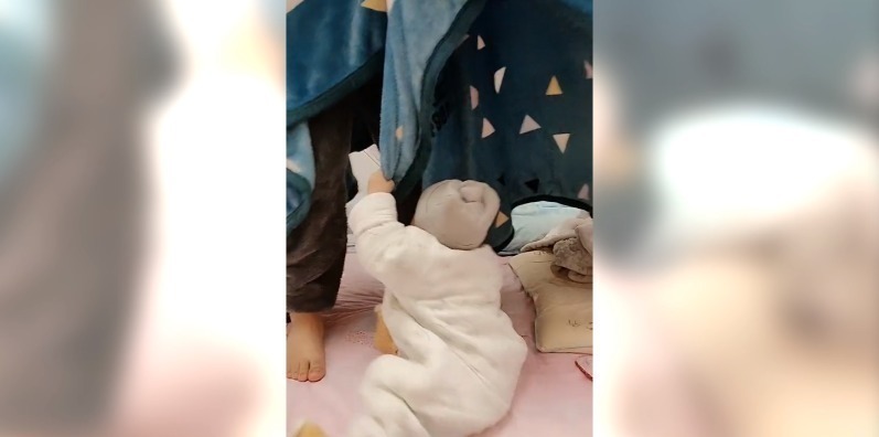 站立|妈妈故意拿走宝宝被子,结果萌娃发脾气了,奶凶奶凶的好可爱