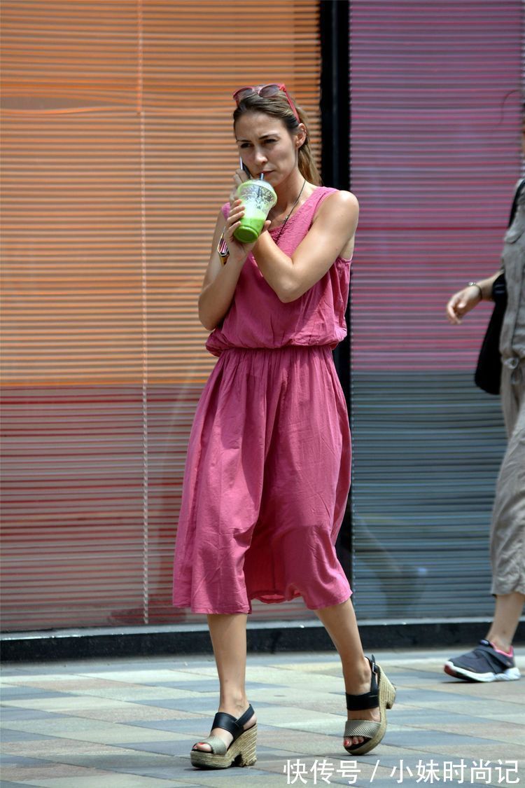 平底鞋 街拍:美女搭配牛仔短裤,白色半袖被掖在短裤里,身材更显高挑!