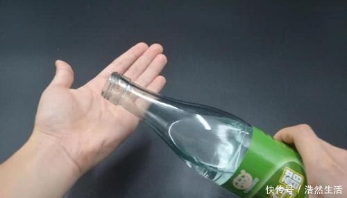 白醋倒在手心搓一搓,真的厉害了,解决了男人女人的困扰,都学学吧