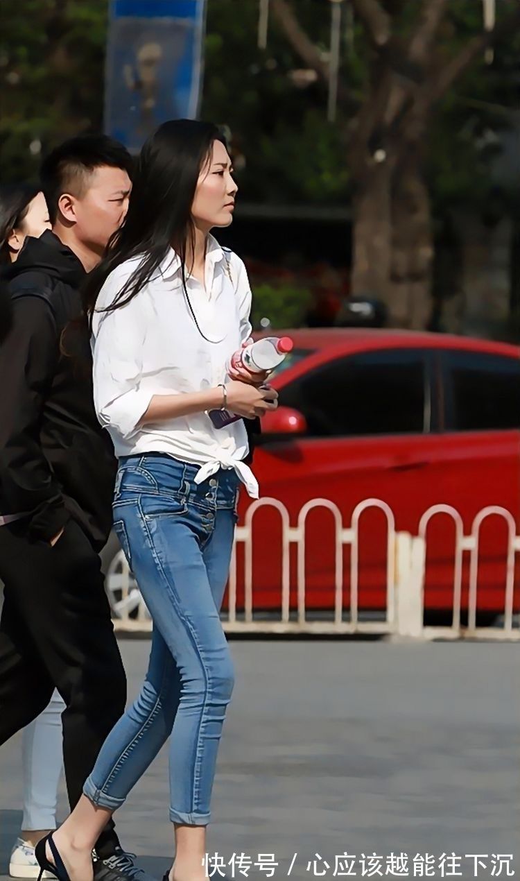 蓝白色|路人街拍,搭配蓝白色的条纹连衣裙,看起来非常整洁大方