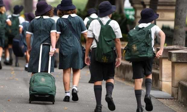 校服|“英式校服太土！”澳教育家建议学校改穿运动服，深受学生欢迎