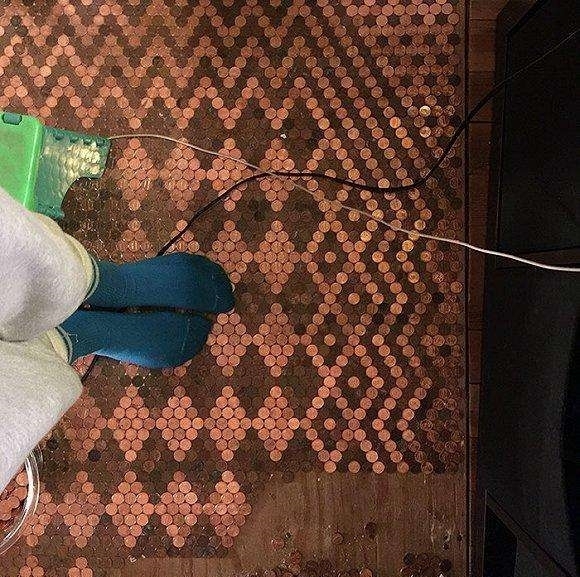 女子用一万枚硬币铺成“黄金”地毯 网友看了称赞,有钱就是任性