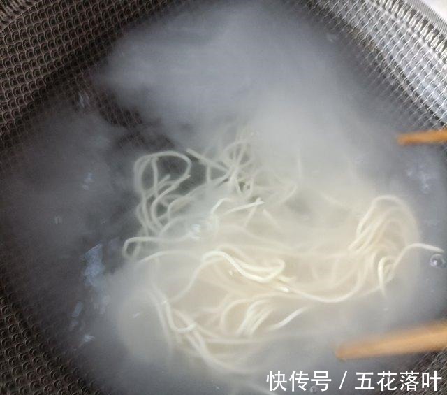 红油|红油猪肝面，香辣过瘾，顺滑爽口！