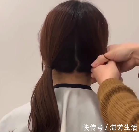 丸子头 女孩换了款双马尾式丸子头发型后,给人感觉清爽了很多,男生:确实好看