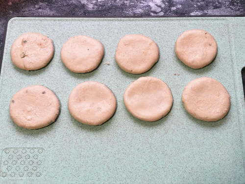  做豆沙饼一点儿不难，1张手抓饼做4个，外焦里嫩口口香甜