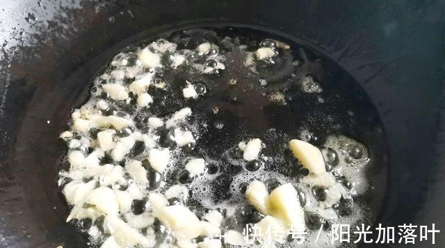 老少皆宜|西蓝花和虾仁搭配,随手一炒就是一盘下饭菜,家人都爱吃!