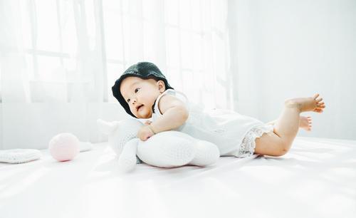 姐姐|姐姐拆解动作教3个月弟弟翻身,别小瞧这动作,暗含宝宝发育规律