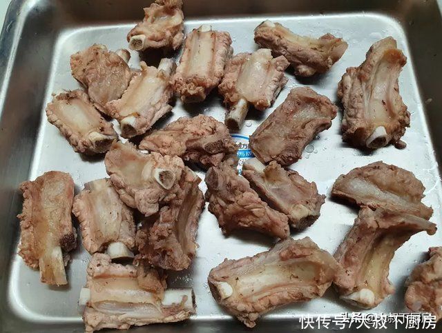 大叔|换个新口味！大叔教你盐焗排骨，外焦里嫩，香气扑鼻，超下饭