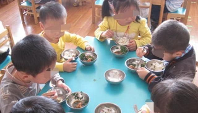 女儿|女儿总夸幼儿园饭菜香,每顿吃俩大碗,看到午餐照后妈妈备受打击
